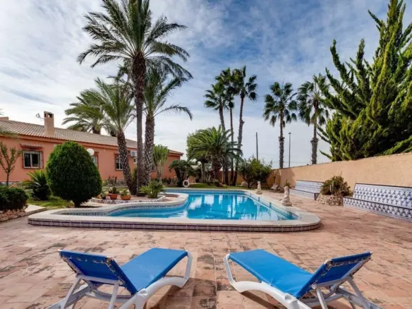 5-bedroom Villa In Torrevieja, Spain (558 M²)