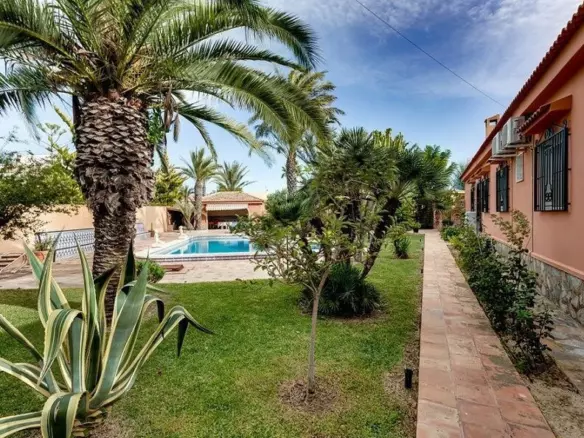 5-bedroom Villa In Torrevieja, Spain (558 M²)