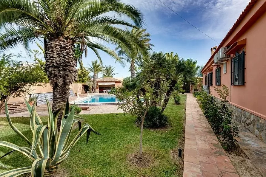 5-bedroom Villa In Torrevieja, Spain (558 M²)