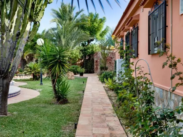 5-bedroom Villa In Torrevieja, Spain (558 M²)