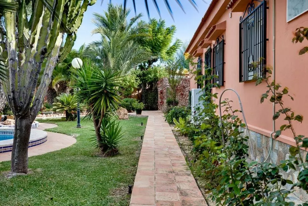 5-bedroom Villa In Torrevieja, Spain (558 M²)
