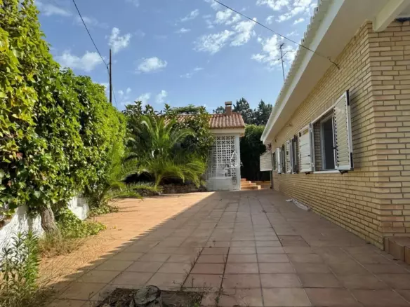 Private Mediterranean Villa With Pool And 905 M² Corner Plot Near Valencia (spain)