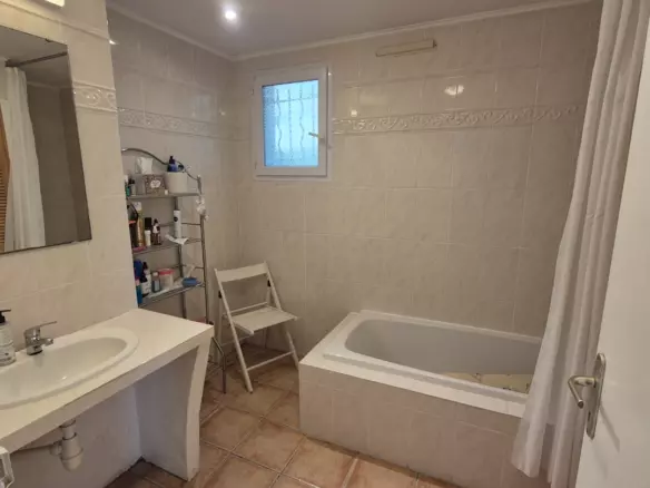 4-bedroom Detached House In Lamalou, France (152 M²)