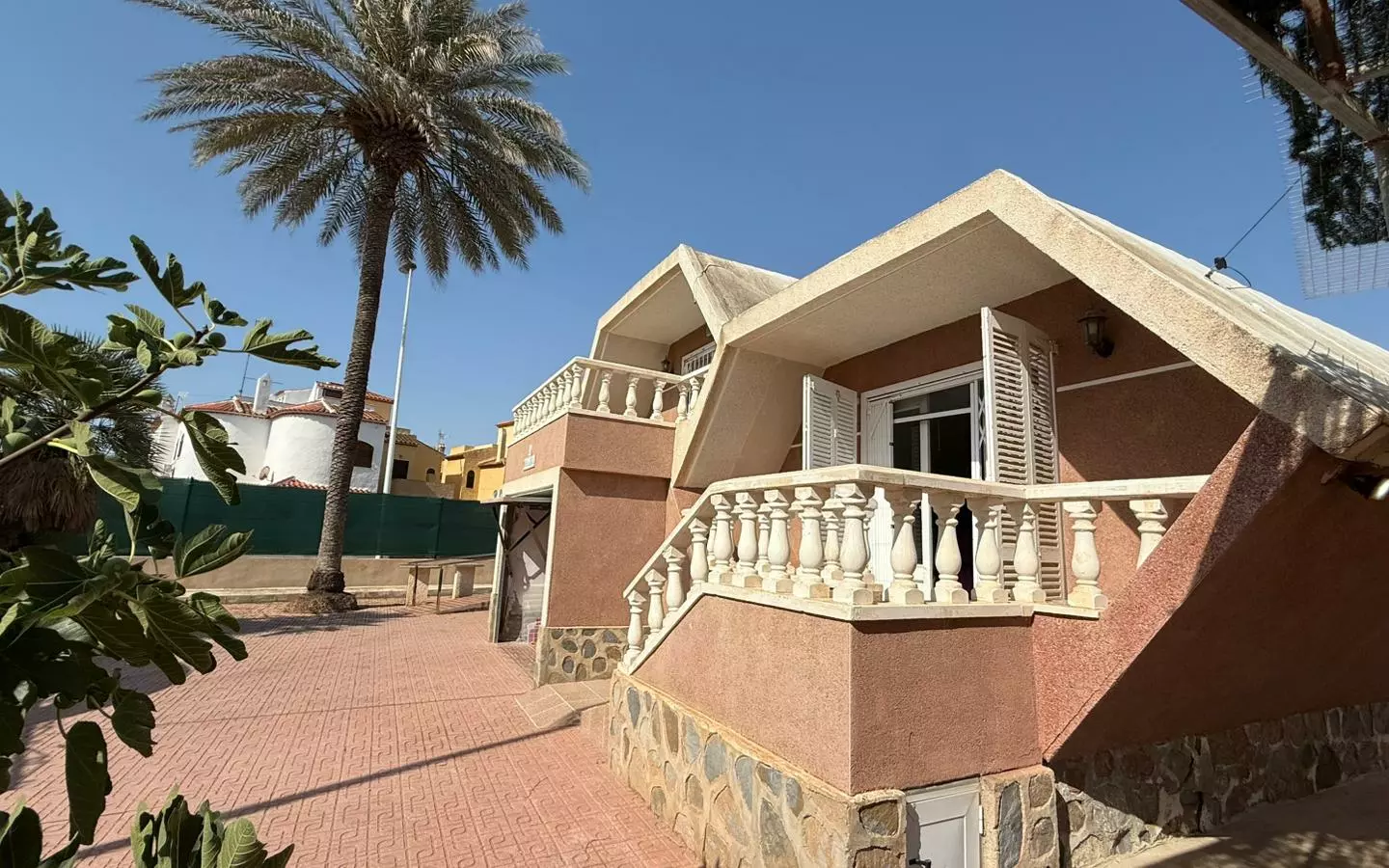3-bedroom Villa In Torrevieja, Spain (176 M²)
