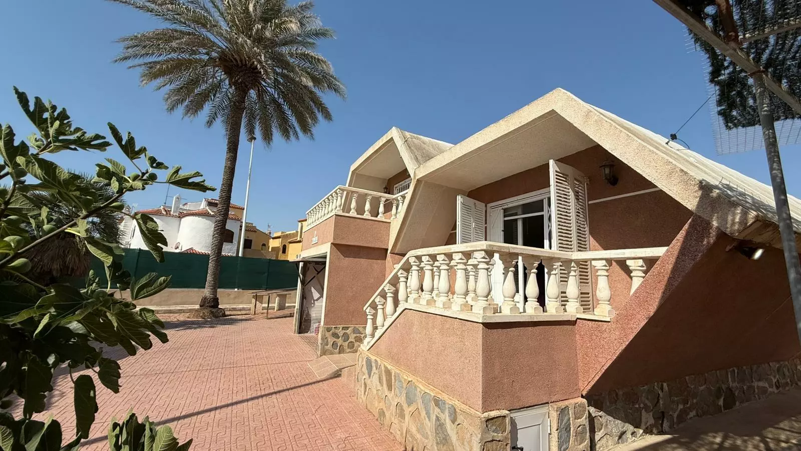 3-bedroom Villa In Torrevieja, Spain (176 M²)
