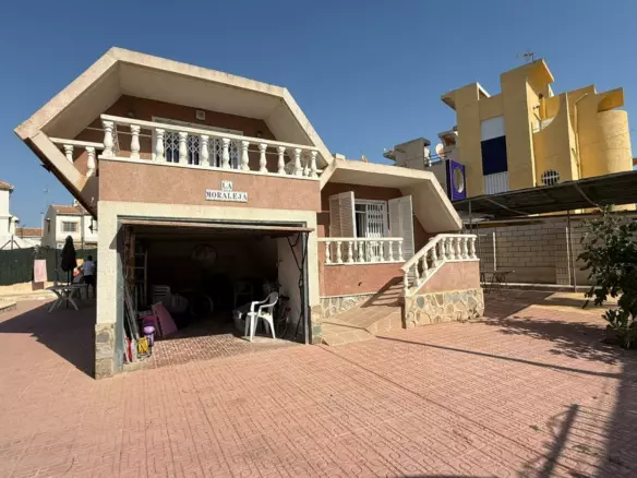3-bedroom Villa In Torrevieja, Spain (176 M²)