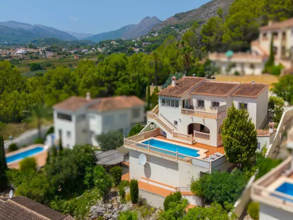 5-bedroom Villa In Jalon – Xalo, Spain (229 M²)