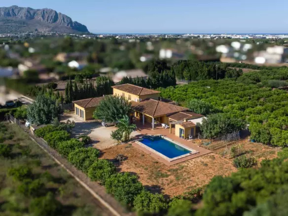 6-bedroom Villa In Pedreguer, Spain (361 M²)
