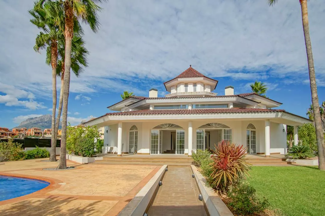 5-bedroom Villa In L’alfas Del Pi, Spain (810 M²)