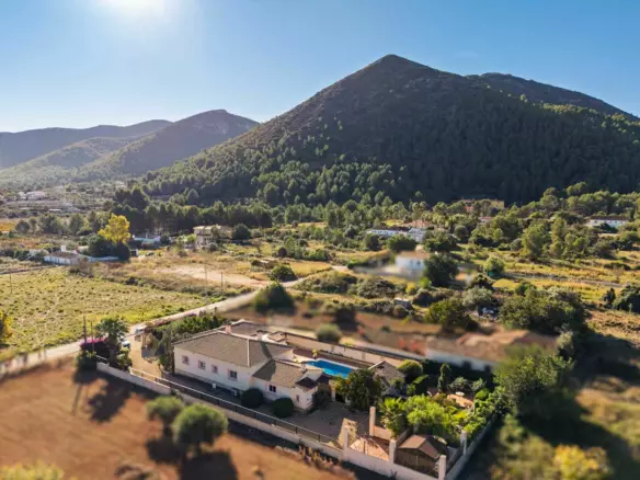 3-bedroom Villa In Jalon – Xalo, Spain (253 M²)