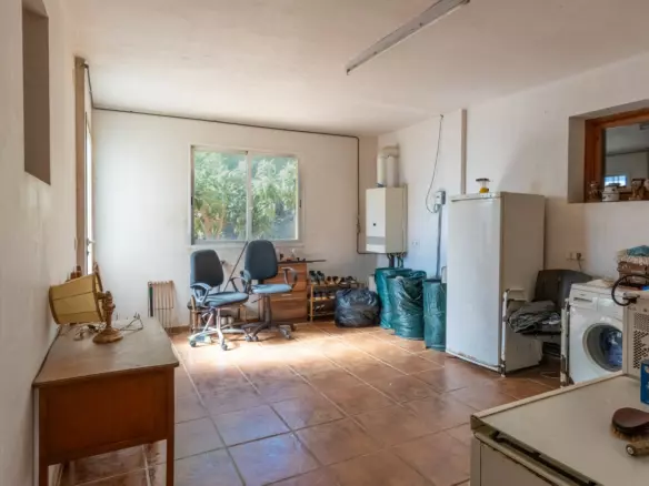6-bedroom Villa In Pedreguer, Spain (361 M²)