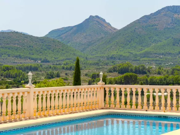 5-bedroom Villa In Jalon – Xalo, Spain (229 M²)