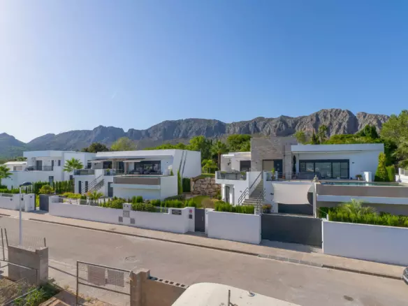 3-bedroom Villa In Beniarbeig, Spain (225 M²)