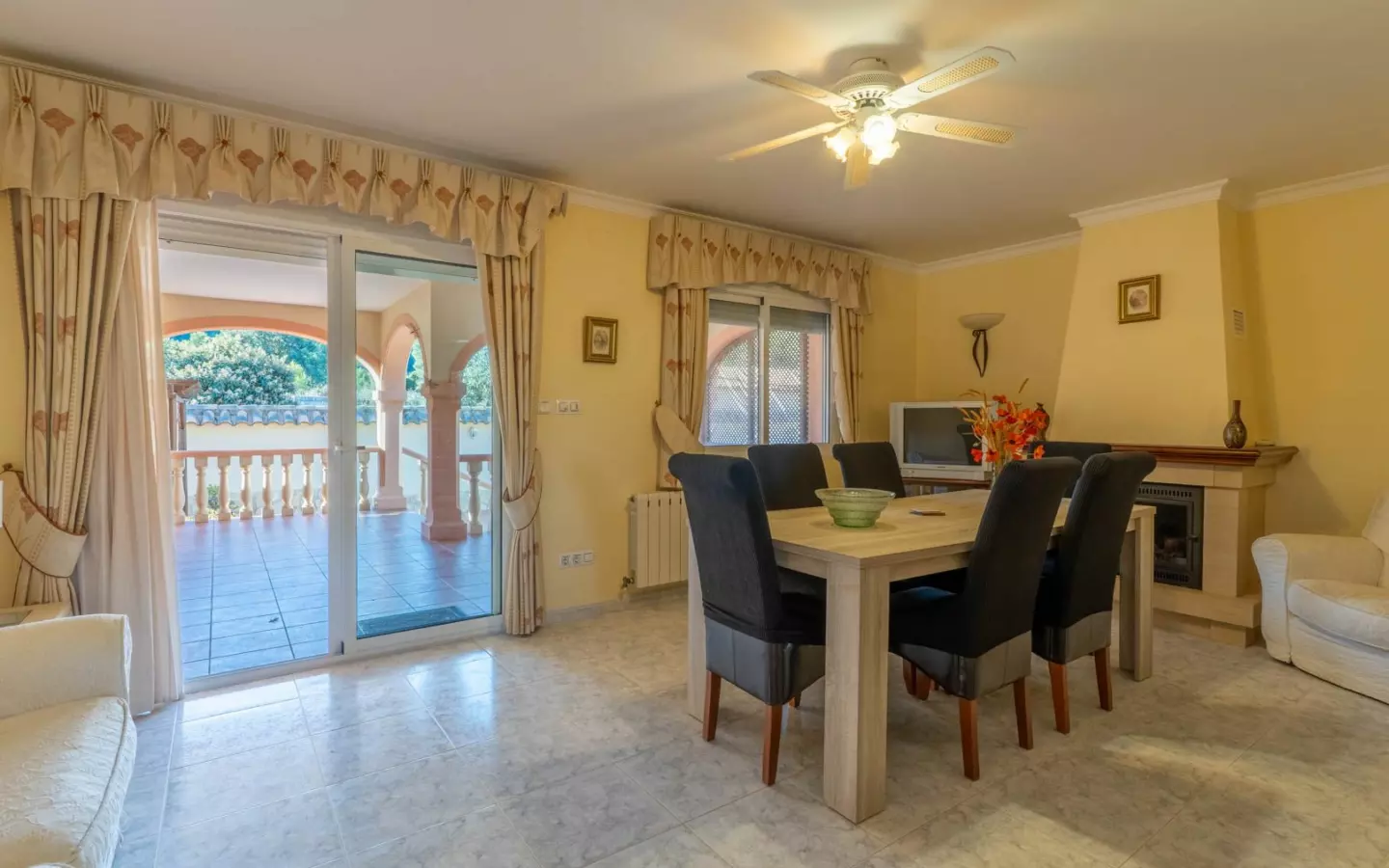 3-bedroom Villa In Jalon – Xalo, Spain (253 M²)