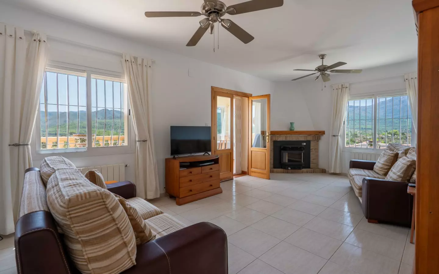 5-bedroom Villa In Jalon – Xalo, Spain (229 M²)