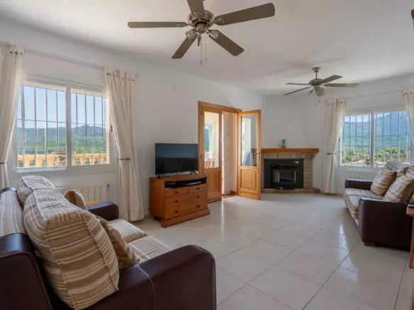 5-bedroom Villa In Jalon – Xalo, Spain (229 M²)