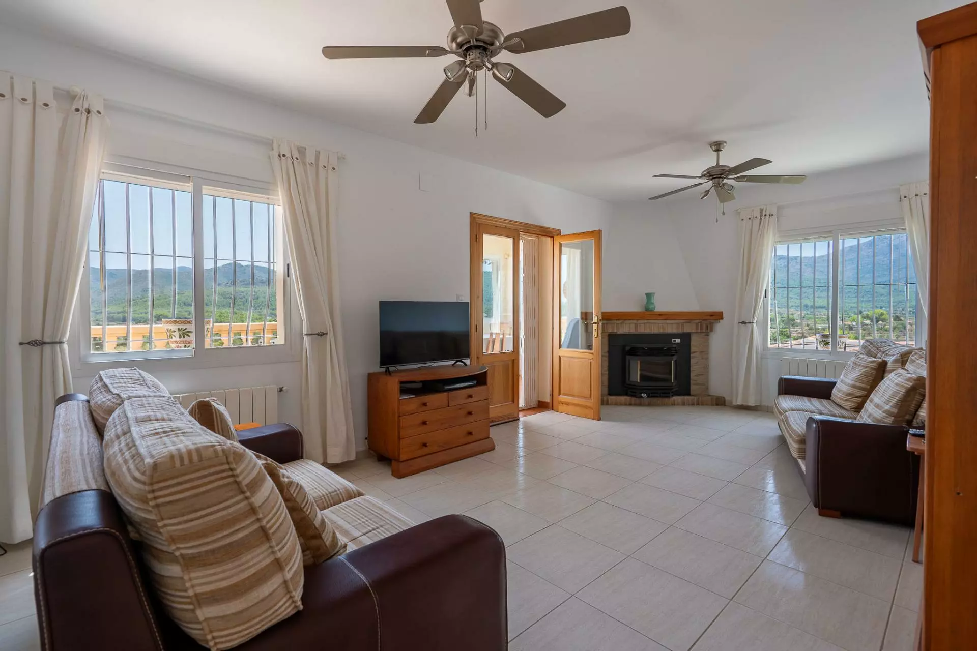 5-bedroom Villa In Jalon – Xalo, Spain (229 M²)