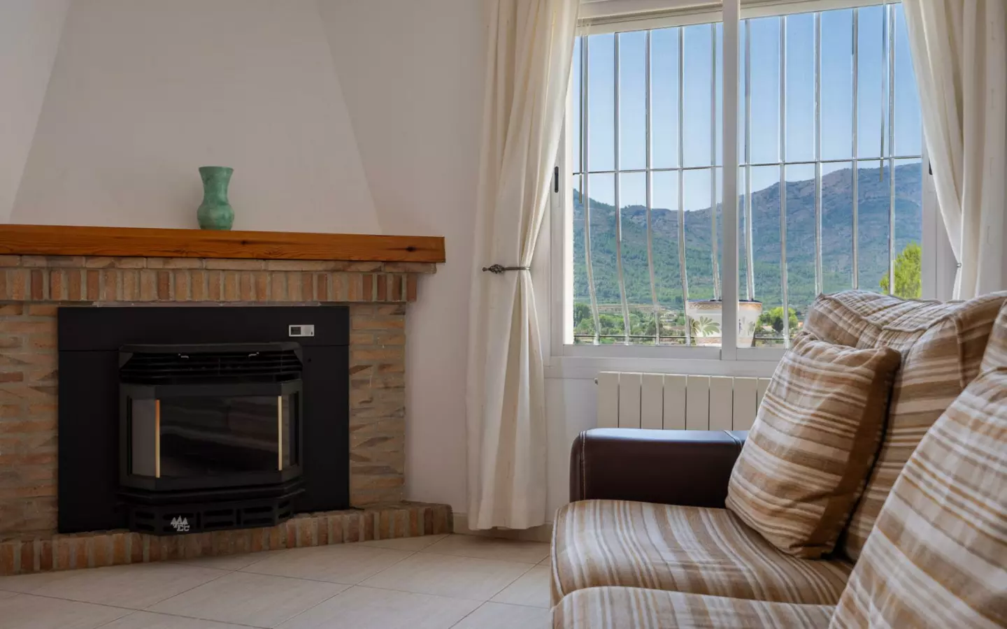 5-bedroom Villa In Jalon – Xalo, Spain (229 M²)