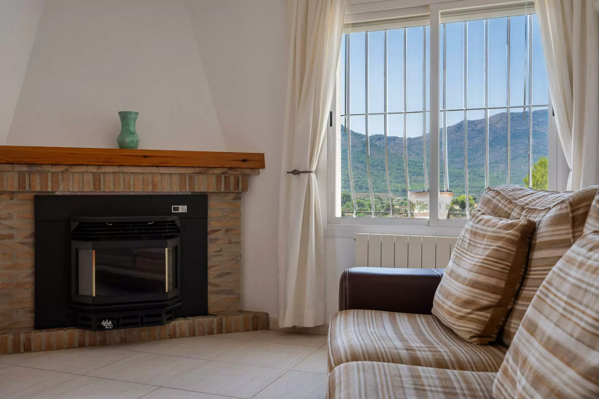5-bedroom Villa In Jalon – Xalo, Spain (229 M²)