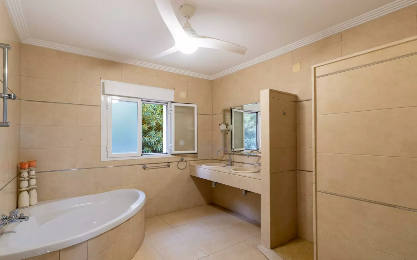 4-bedroom Villa In Beniarbeig, Spain (376 M²)