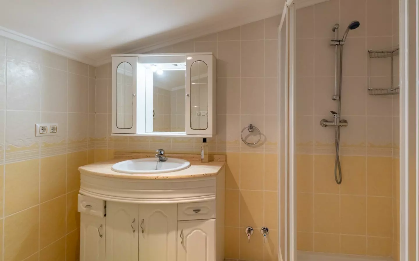 3-bedroom Villa In Jalon – Xalo, Spain (253 M²)