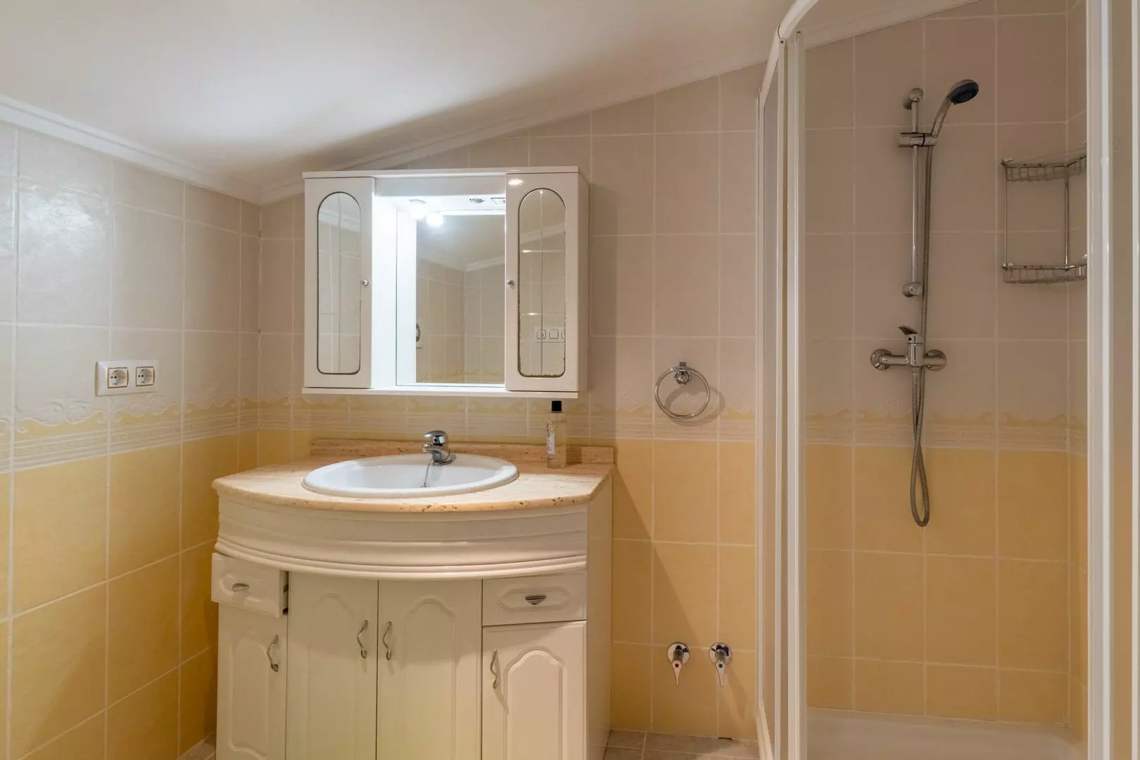 3-bedroom Villa In Jalon – Xalo, Spain (253 M²)