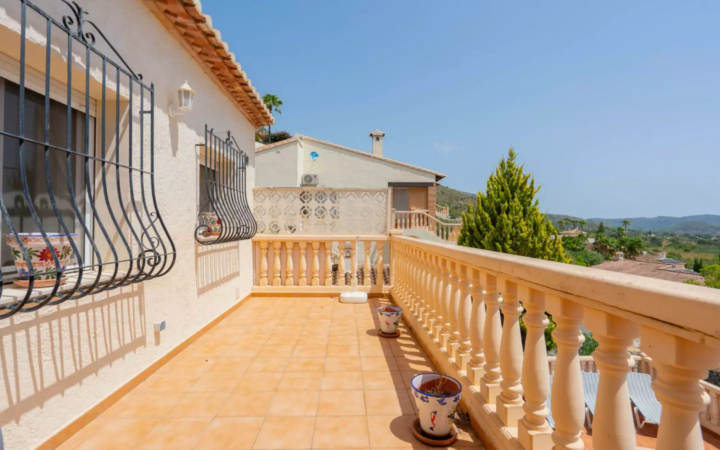 5-bedroom Villa In Jalon – Xalo, Spain (229 M²)