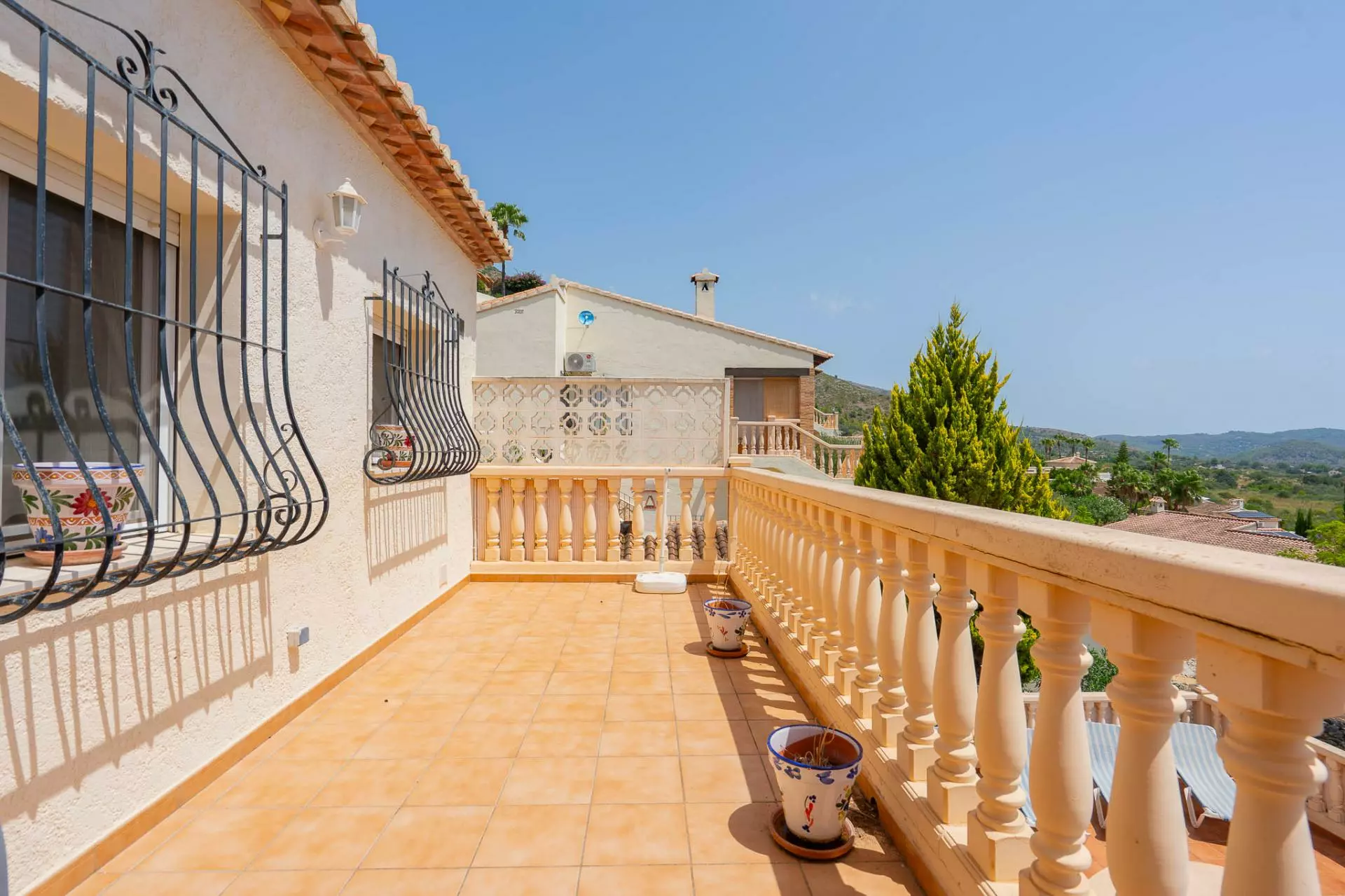 5-bedroom Villa In Jalon – Xalo, Spain (229 M²)