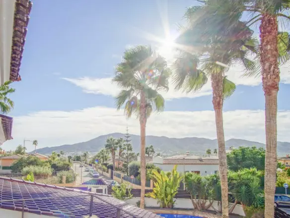 5-bedroom Villa In L’alfas Del Pi, Spain (810 M²)
