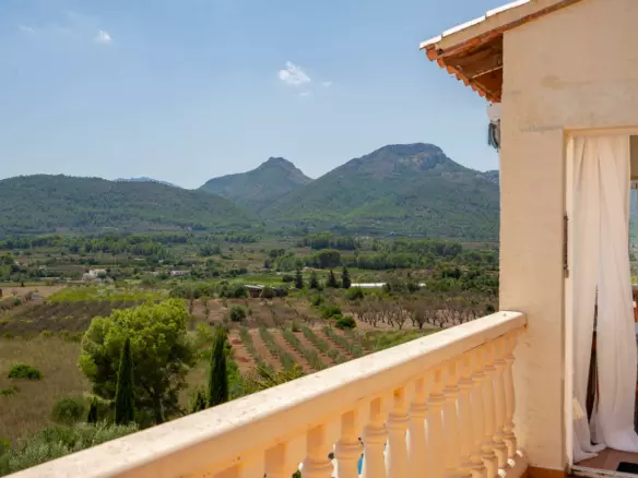 5-bedroom Villa In Jalon – Xalo, Spain (229 M²)