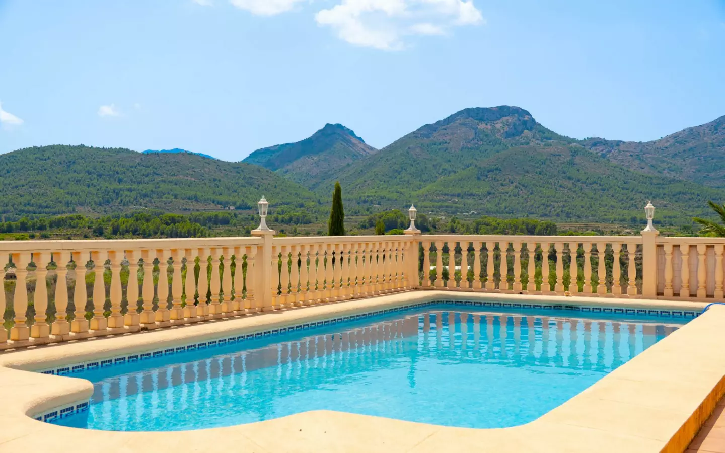 5-bedroom Villa In Jalon – Xalo, Spain (229 M²)