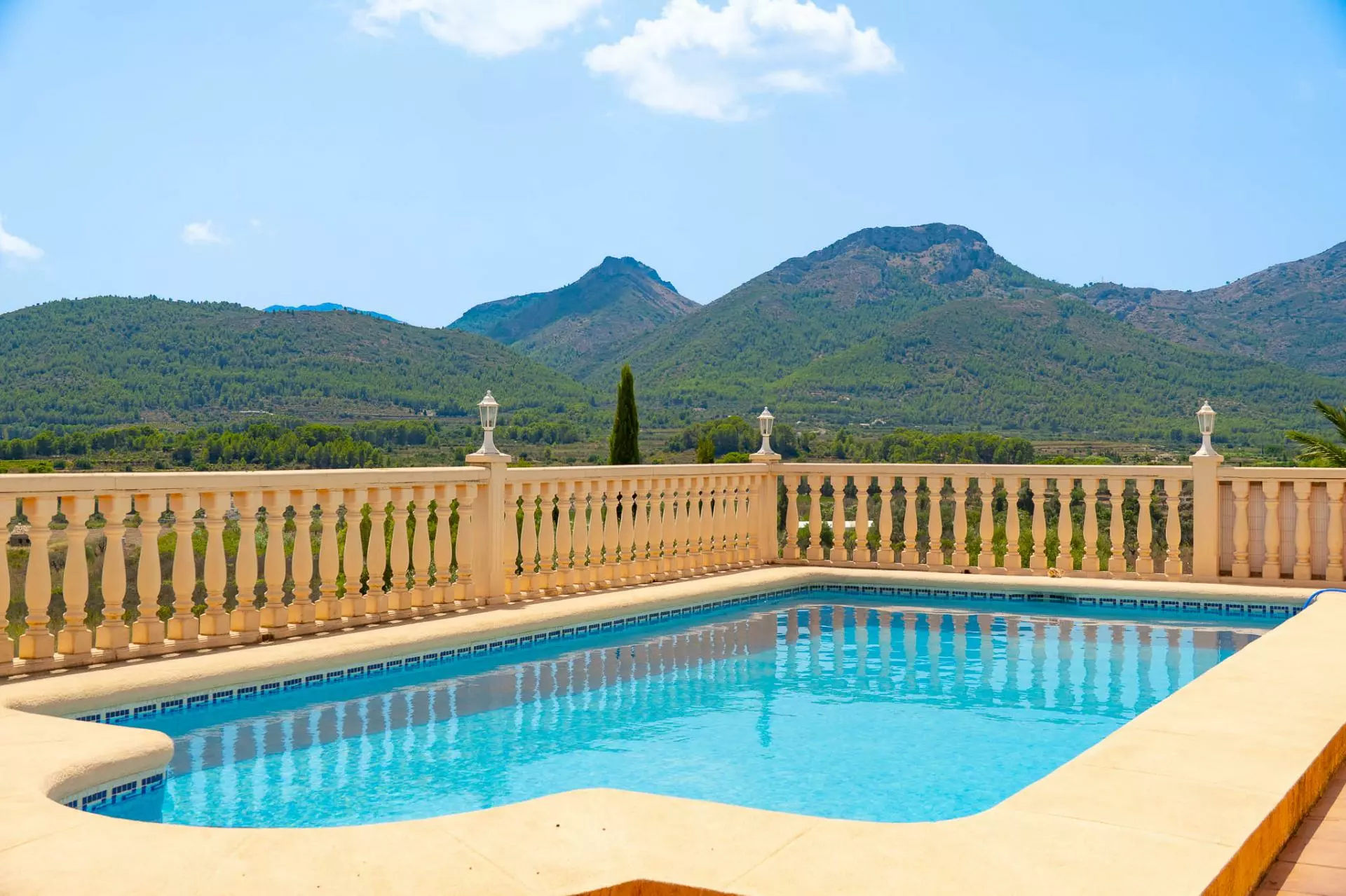 5-bedroom Villa In Jalon – Xalo, Spain (229 M²)