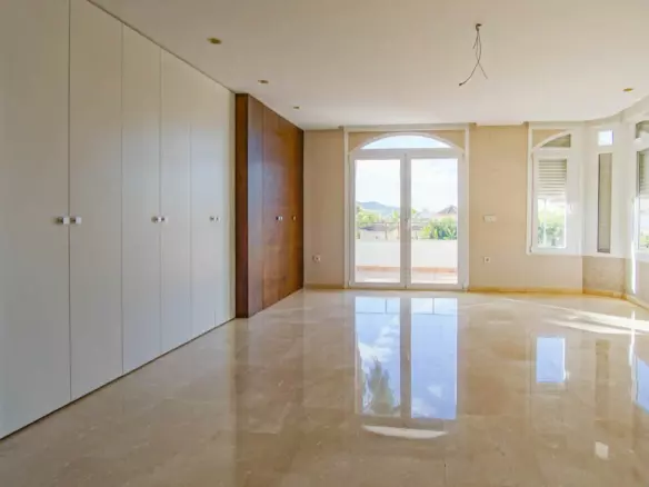 5-bedroom Villa In L’alfas Del Pi, Spain (810 M²)