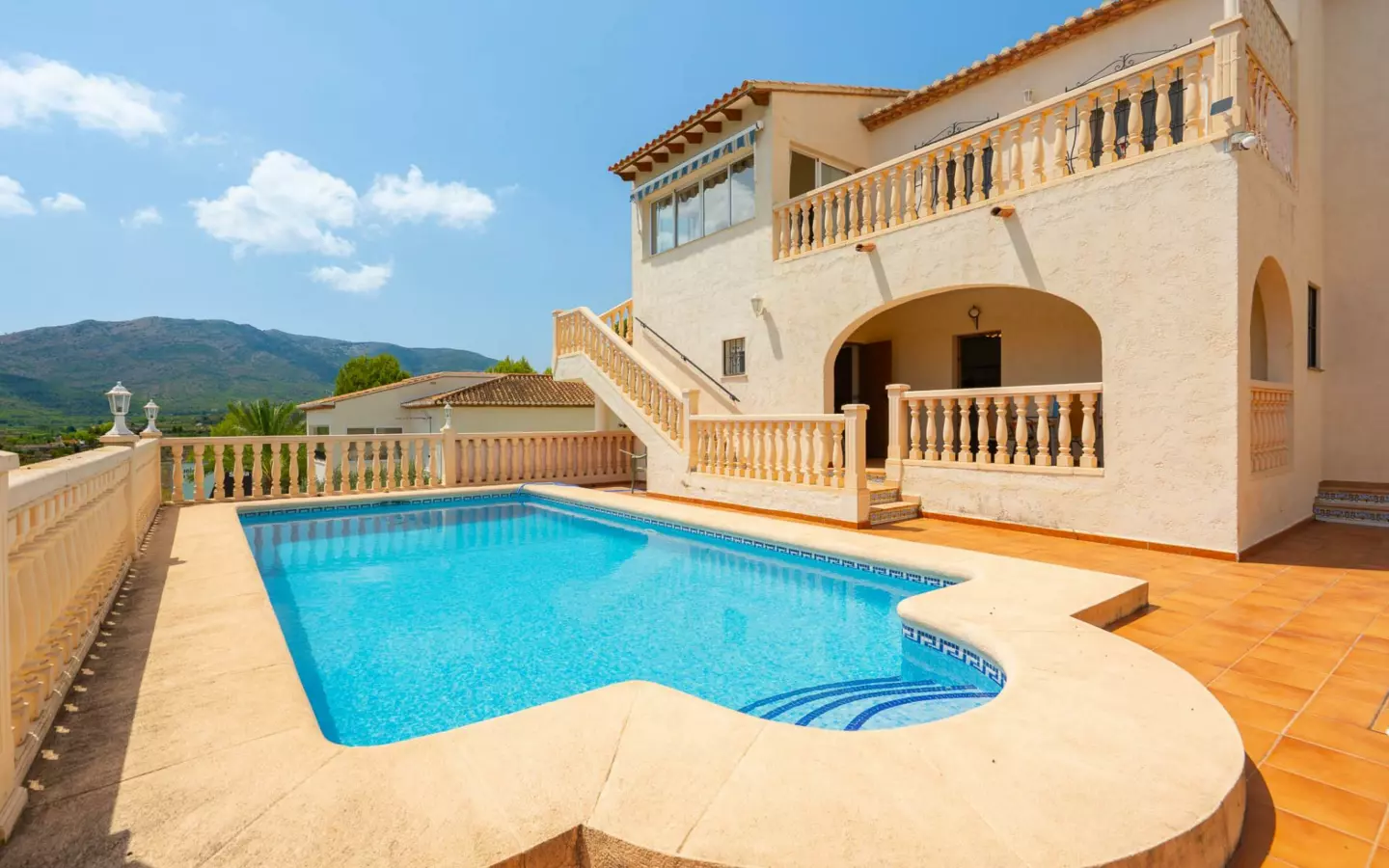 5-bedroom Villa In Jalon – Xalo, Spain (229 M²)