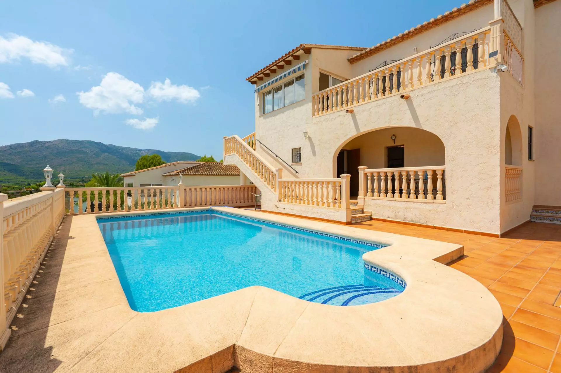5-bedroom Villa In Jalon – Xalo, Spain (229 M²)