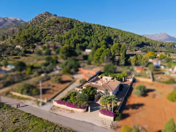 3-bedroom Villa In Jalon – Xalo, Spain (253 M²)