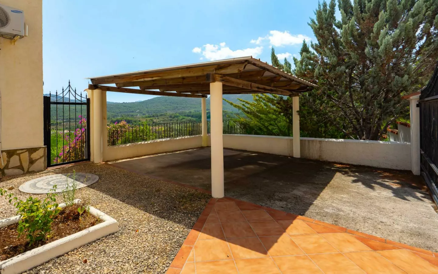 5-bedroom Villa In Jalon – Xalo, Spain (229 M²)