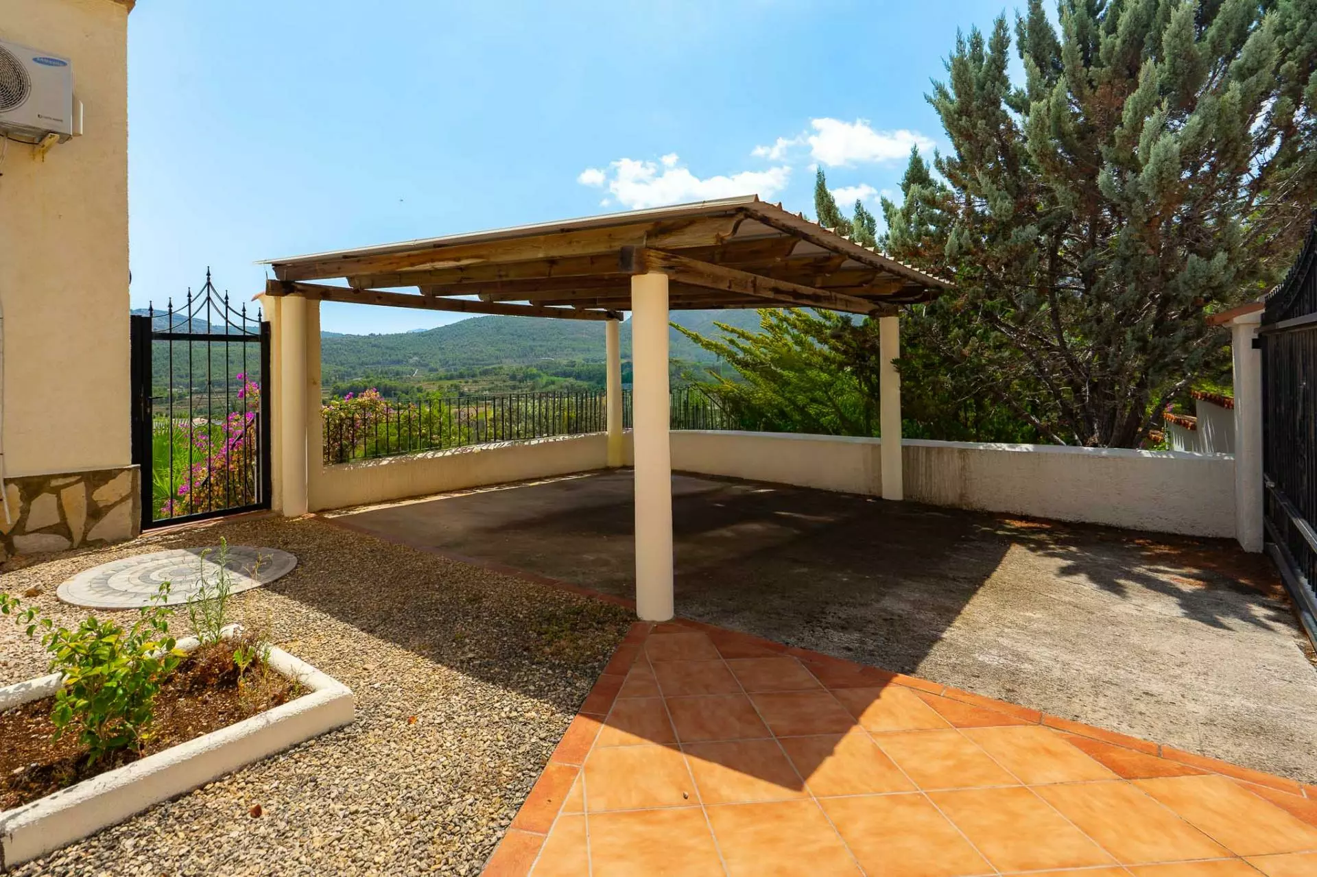 5-bedroom Villa In Jalon – Xalo, Spain (229 M²)