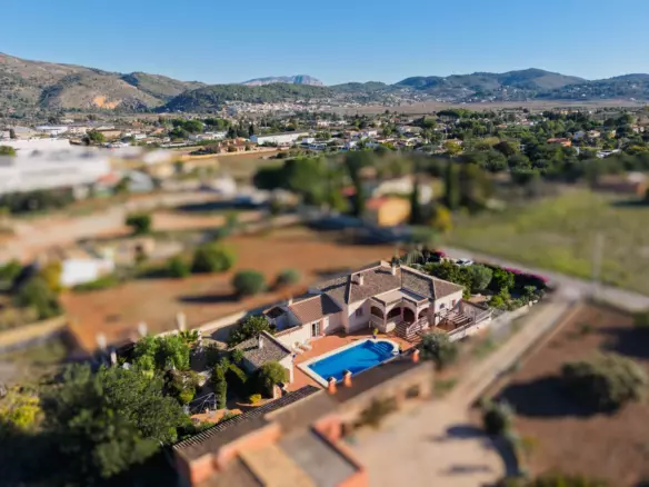 3-bedroom Villa In Jalon – Xalo, Spain (253 M²)