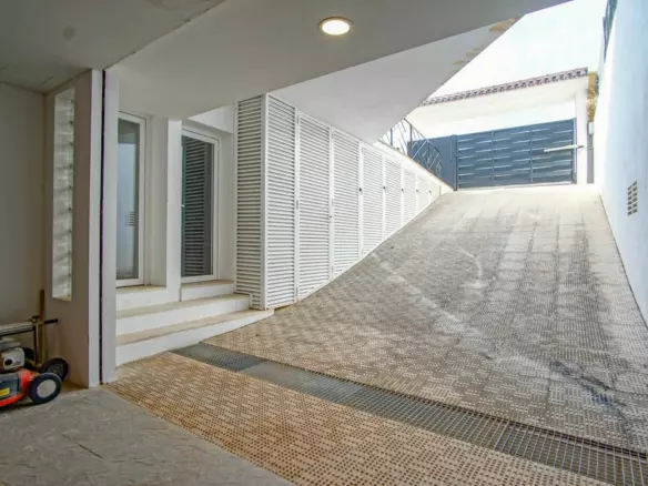 5-bedroom Villa In L’alfas Del Pi, Spain (810 M²)