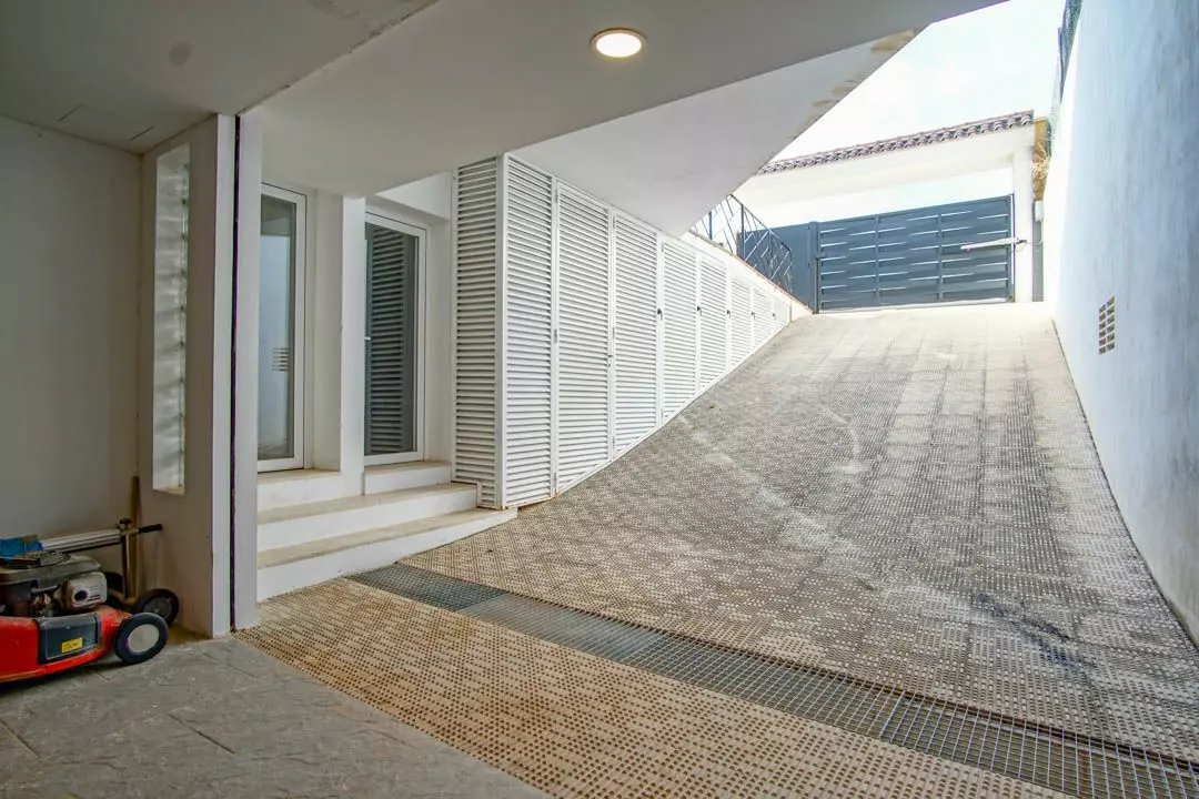 5-bedroom Villa In L’alfas Del Pi, Spain (810 M²)