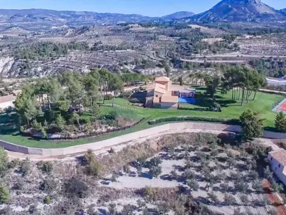 7-bedroom Villa In Penaguila, Spain (1.529 M²)