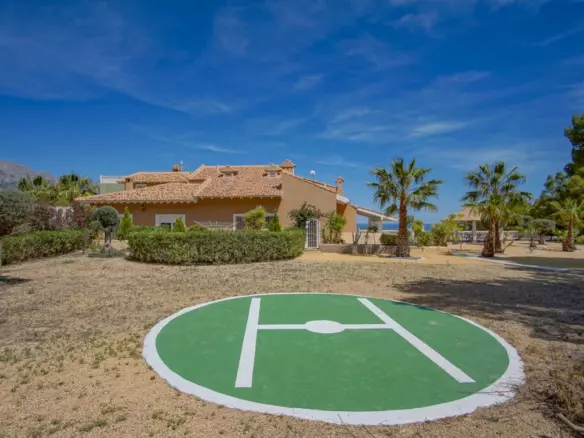 8-bedroom Villa In La Nucía, Spain (900 M²)
