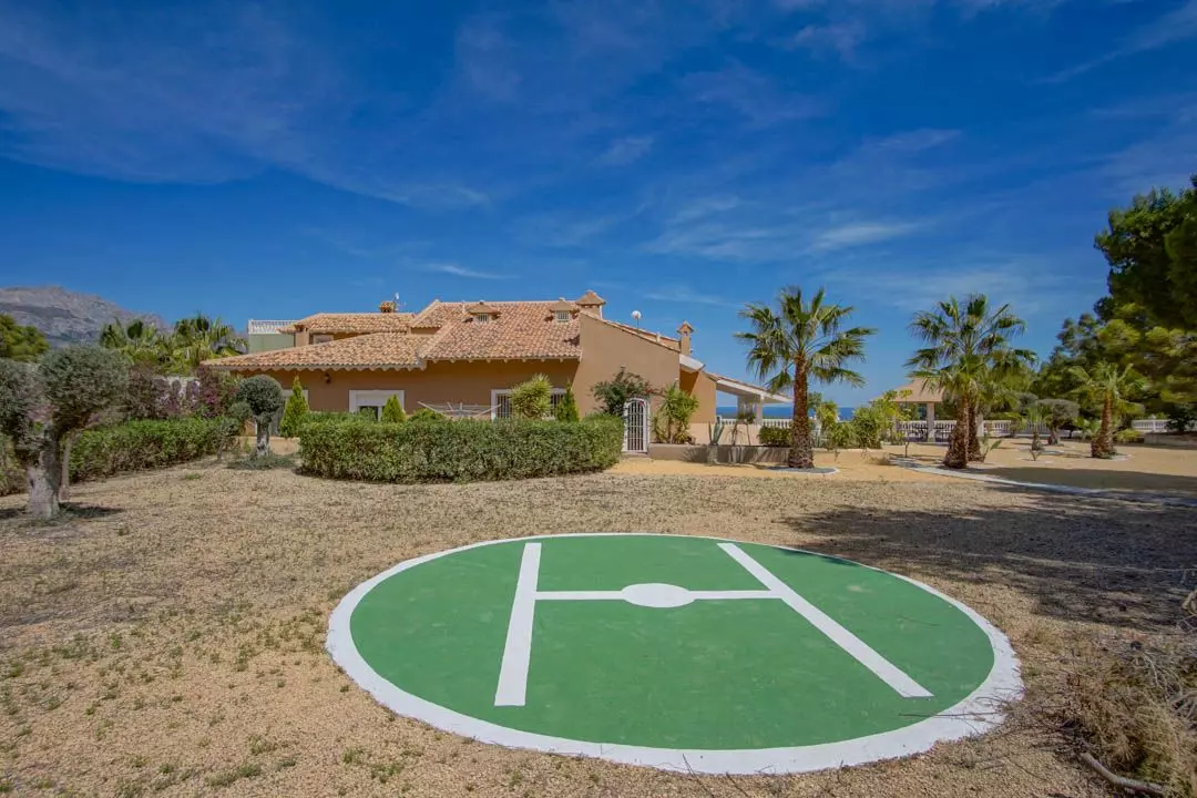 8-bedroom Villa In La Nucía, Spain (900 M²)