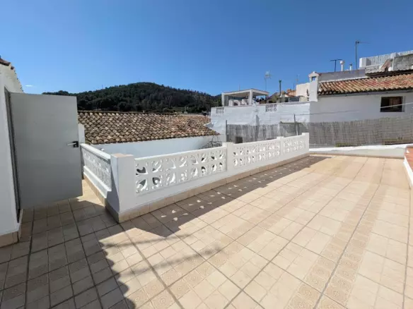 3-bedroom House In Oliva, Spain (289 M²)
