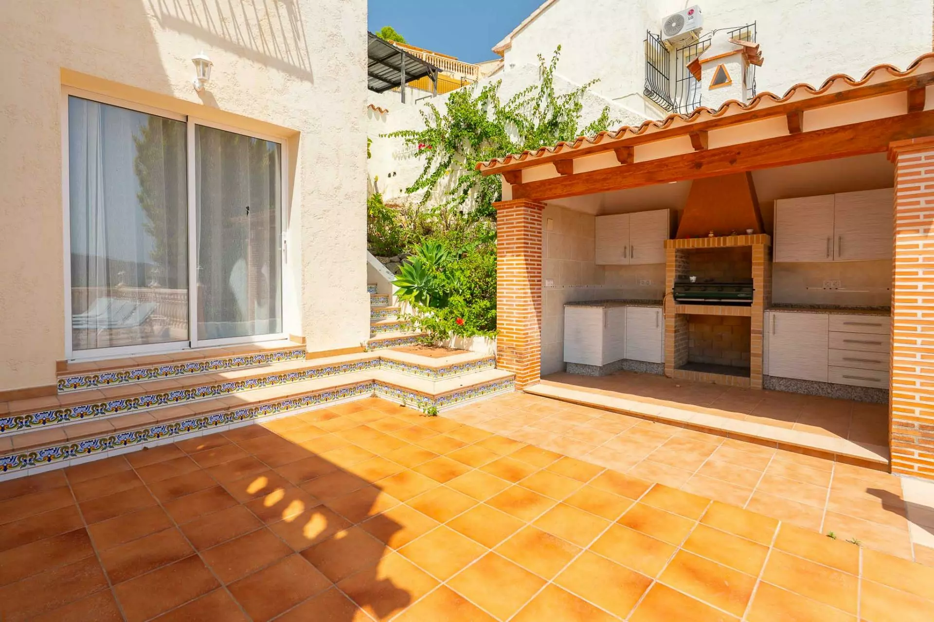 5-bedroom Villa In Jalon – Xalo, Spain (229 M²)