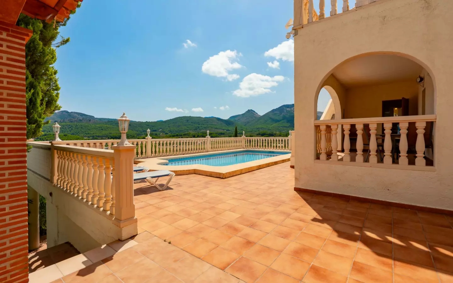 5-bedroom Villa In Jalon – Xalo, Spain (229 M²)