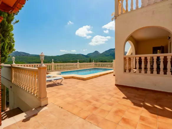 5-bedroom Villa In Jalon – Xalo, Spain (229 M²)