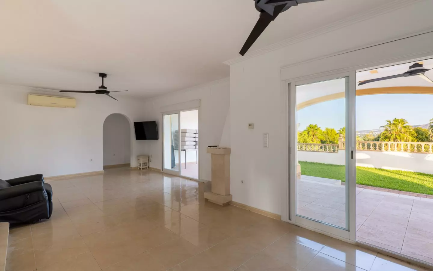 4-bedroom Villa In Beniarbeig, Spain (376 M²)