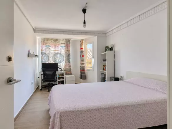 6-bedroom Flat In Elche, Spain (193 M²)